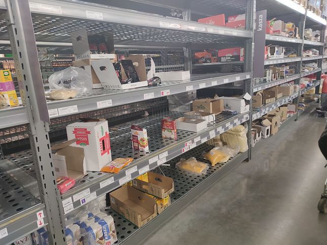 Puste półki nie są przypadkiem. Badanie potwierdza: Polacy robią większe zakupy 