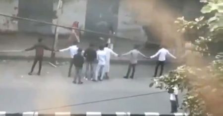 Delhi. Utworzyli ludzki łańcuch, by ochronić dzieci idące do szkoły