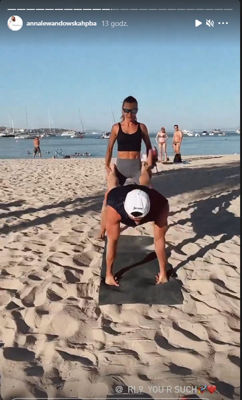 Anna i Robert Lewandowscy ćwiczą na plaży w Hiszpanii