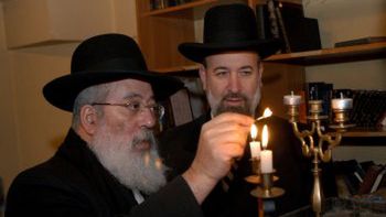 Naczelni rabini Izraela Yona Metzger (P) i Szlomo Amar modlą się za ofiary holokaustu