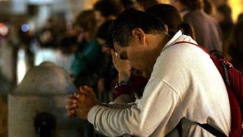 Wierni modlą się na Placu św. Piotra w Watykanie