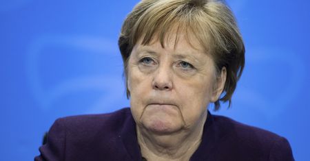 "To apokaliptyczna wizja". "Forbes" uderza w Merkel