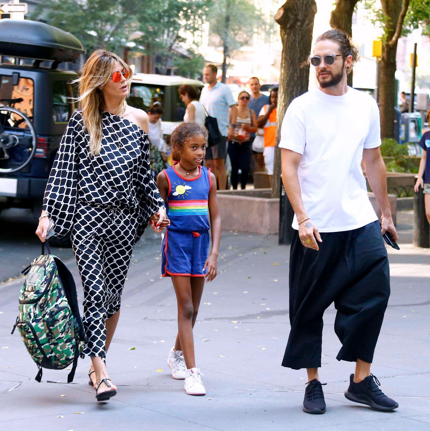 Heidi Klum est allée chercher sa fille Lou avec son compagnon Tom Kaulitz à larrêt de bus de son camp de vacances à New York, le 2 juillet 2018 Please hide children face prior publication
Heidi Klum and her new boyfriend Tom Kaulitz, wait with her mother Erna Klum for her daughter Lou, at the bus stop after summer day camp in New York. Heidi looks lovely as always in a black and white patterned dress and black leather sandals for her afternoon outing. 2nd july 2018