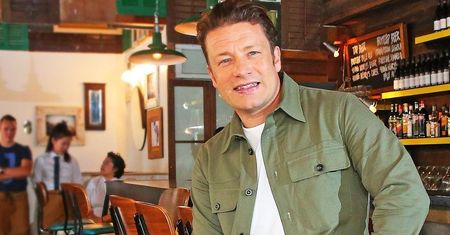 Jamie Oliver zaliczył wpadkę na wizji i uciął koniuszek palca. Na tym się nie skończyło