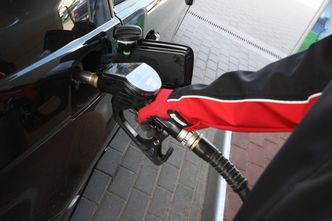 Ceny ropy drastycznie spadły. Na stacjach będzie taniej, ale trzeba poczekać
