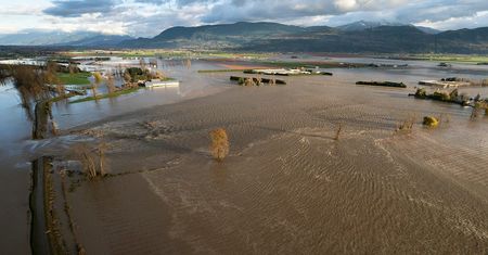 Silne powodzie spowodowały lawinę błotną i zawalenie się autostrady w Kolumbii Brytyjskiej.