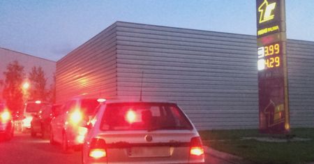 Pękła psychologiczna bariera. Długie kolejki po paliwo