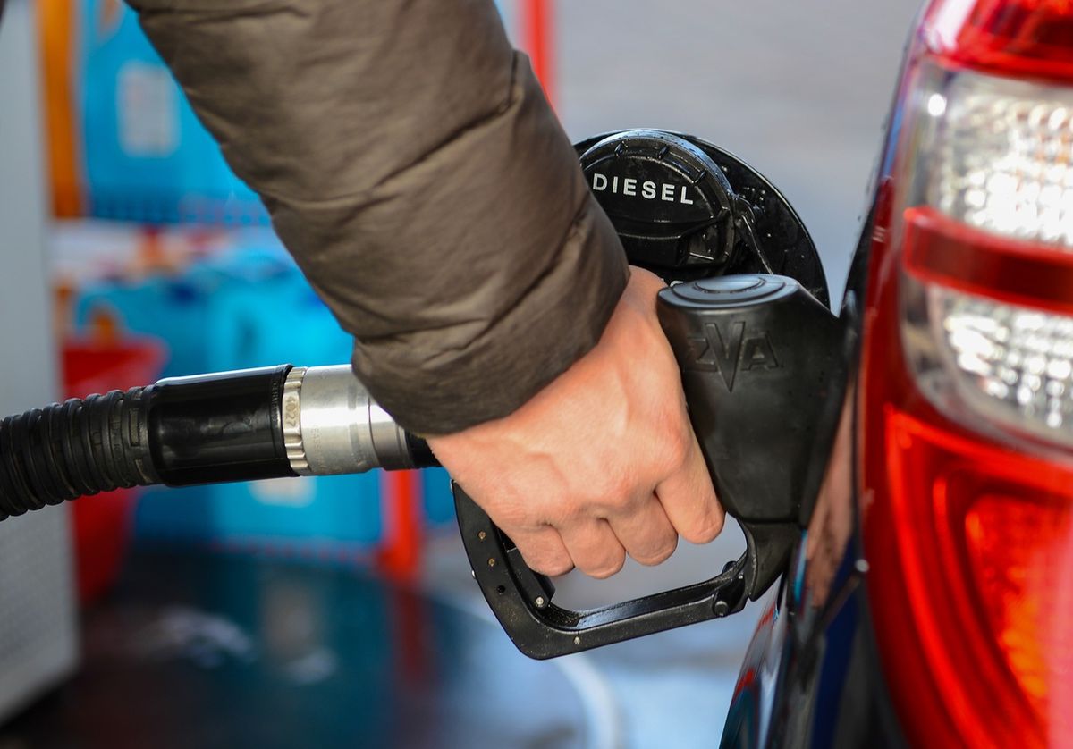 Kierowcy czekają na obniżki cen paliw. Na razie dzieje się niewiele