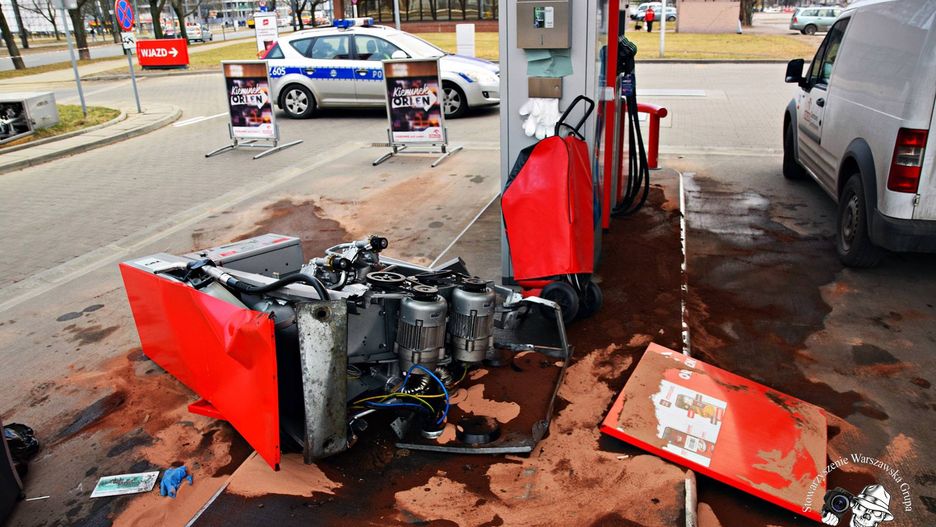 Przewrócony dystrybutor na PKN Orlen