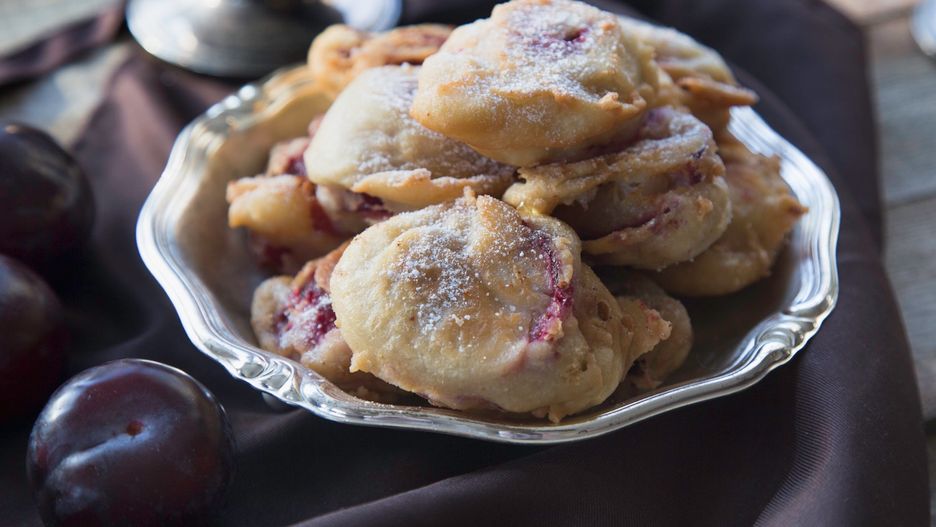 Śliwki w koszulkach według nietypowej receptury z 1913 roku. Sezonowy deser