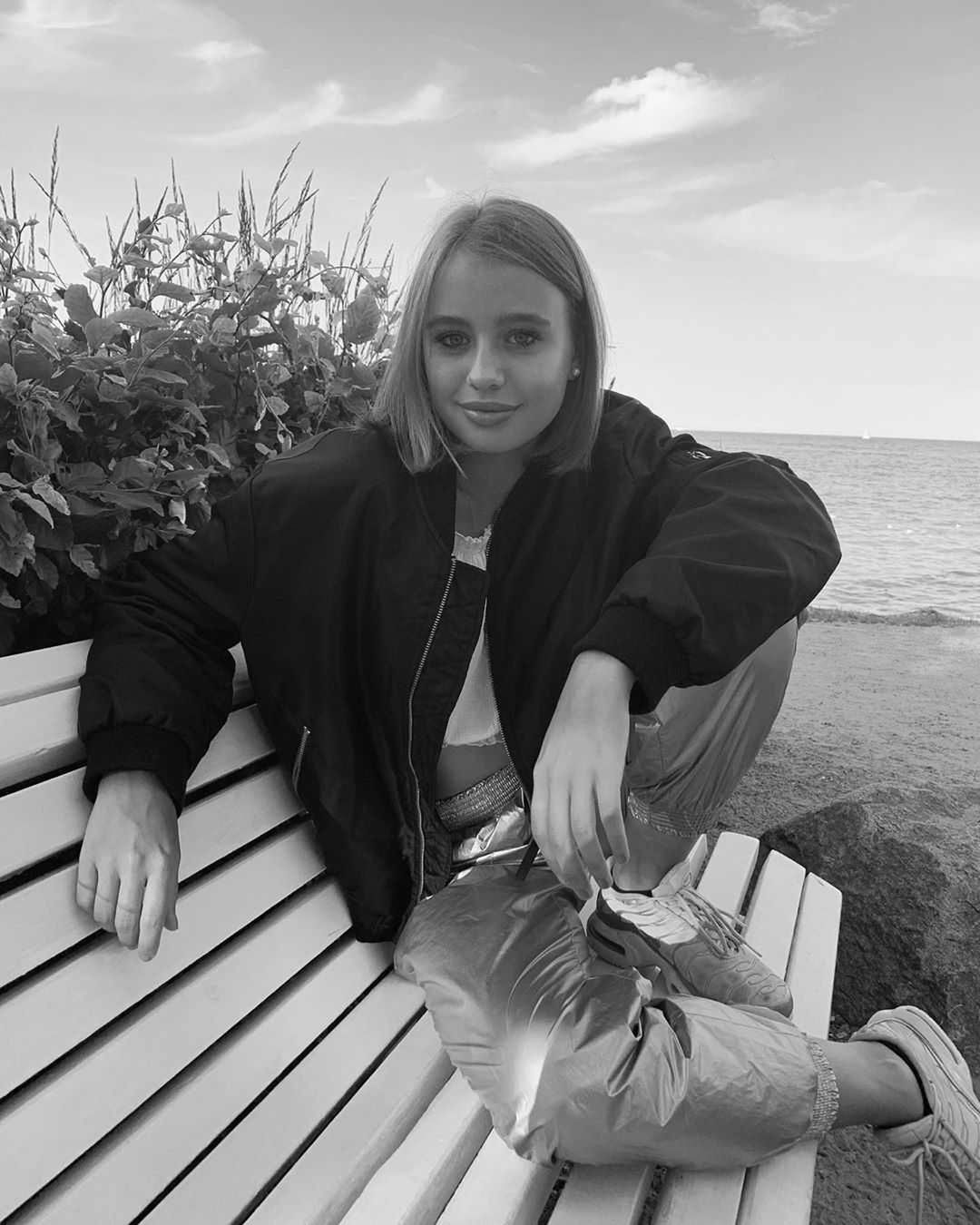 Oliwia Bieniuk na czarno-białym zdjęciu