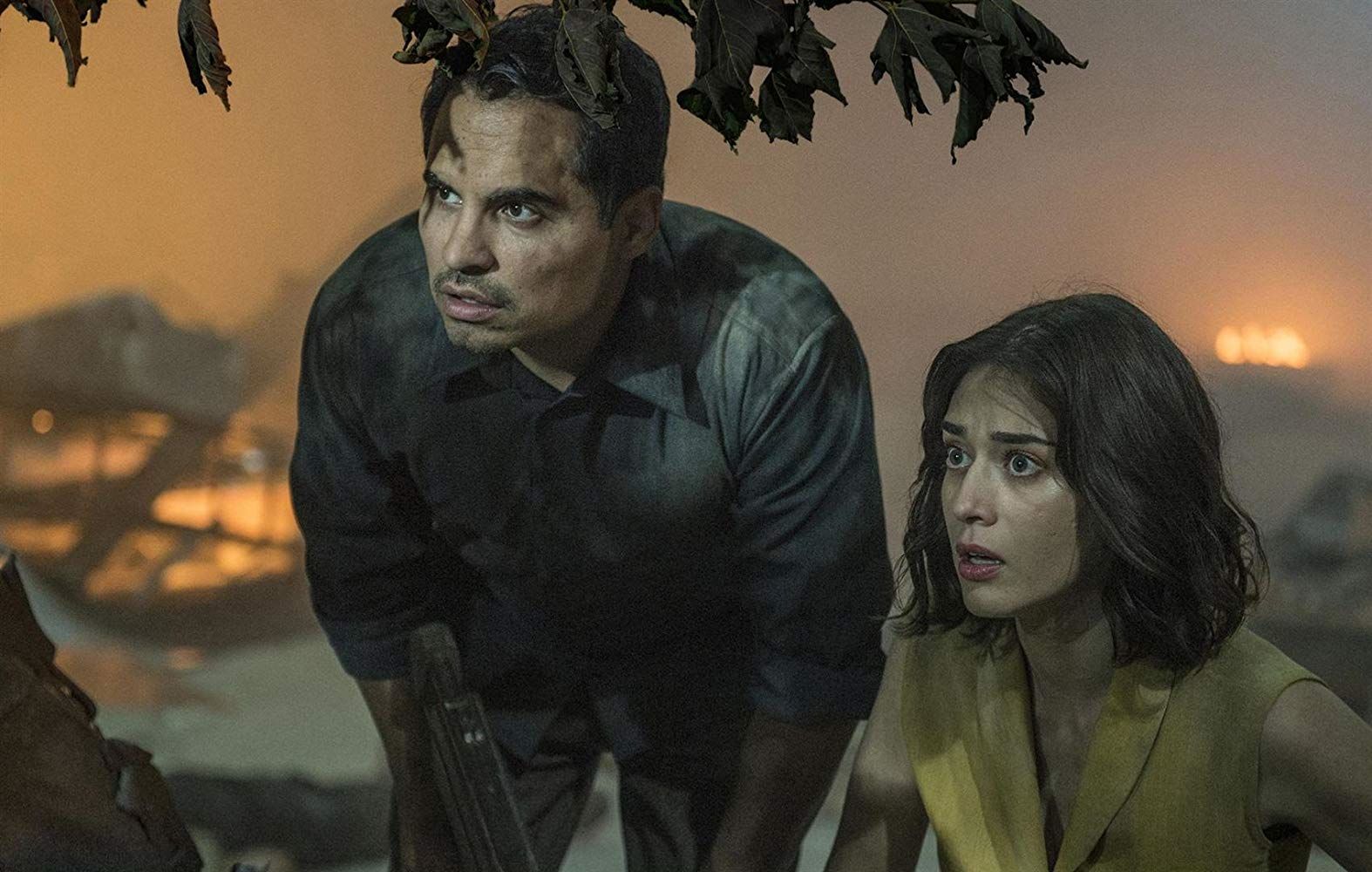 Michael Pena i Lizzy Caplan w "Extinction"