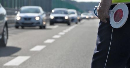 Nieoznakowany radiowóz złapał nieoznakowany radiowóz. Policjant stracił prawo jazdy