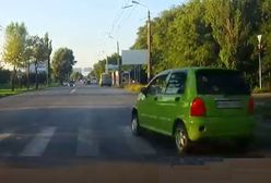 #dziejesiewmoto: O włos od potrącenia pieszej na przejściu i dachowanie po wymuszeniu pierwszeństwa