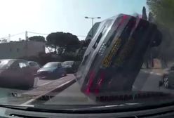 #dziejesiewmoto: dachowanie i pożar po nieudanym wyprzedzaniu