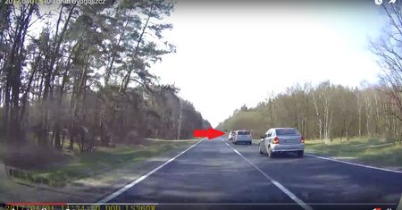 Policjant spowodował kolizję. Nie spojrzał w lusterko