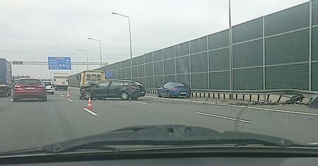 Fatalna seria na podwarszawskiej autostradzie. Kolejne wypadki, trasa zakorkowana