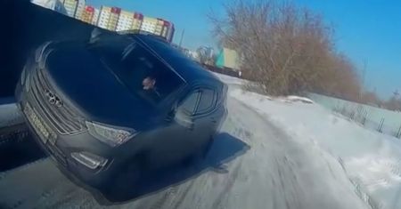 #dziejesiewmoto: pechowiec przewraca auto na bok