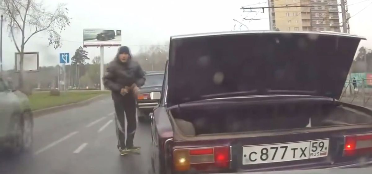 #dziejesiewmoto: Rosjanin reperował auto na środku ruchliwej drogi