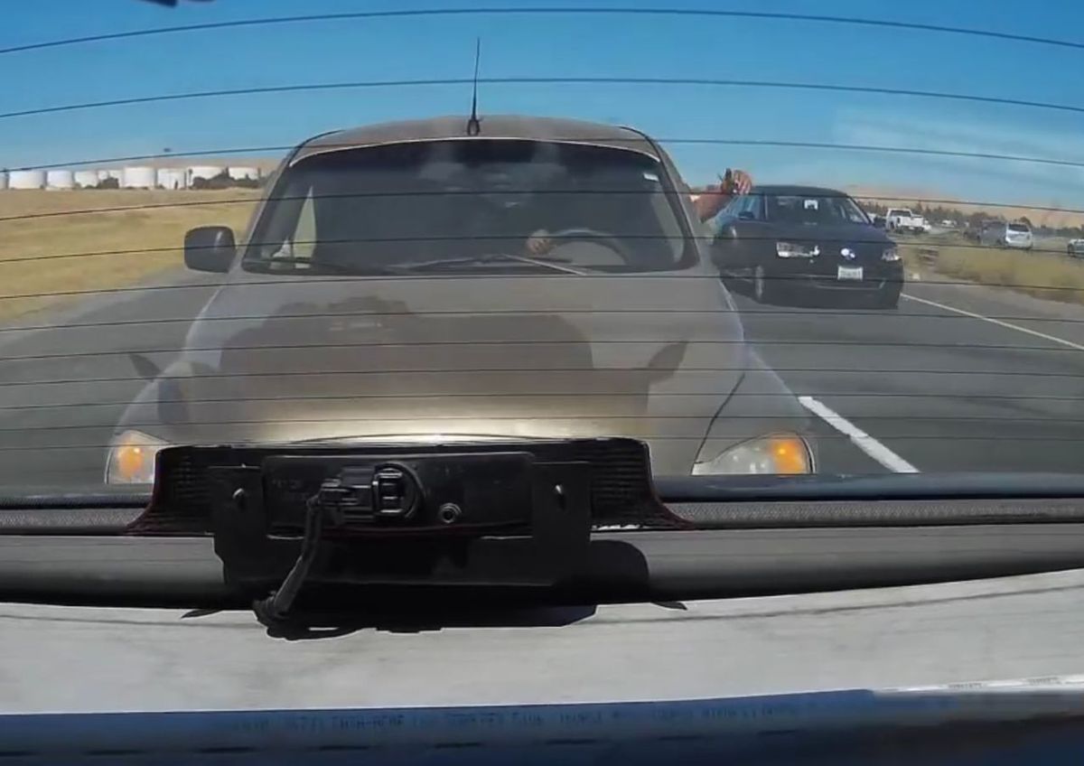 #dziejesiewmoto: agresywny kierowca nagrany kamerą skierowaną do tyłu