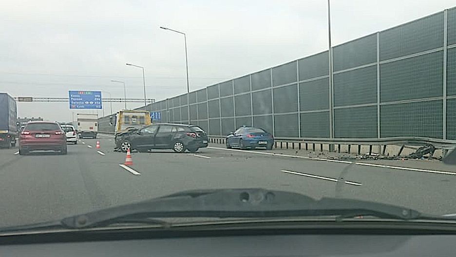 Opel wpadł na barierki ochronne