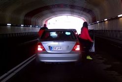 #dziejesiewmoto: szokujący atak agresora na innego kierowcę, kolizja Mini i tramwaju i wycieczka po warsztacie