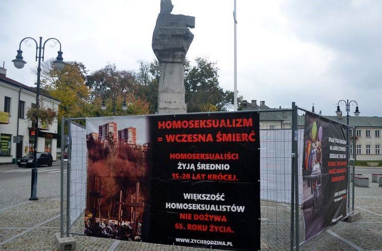 "Homoseksualizm zagraża życiu". Burmistrz popiera kontrowersyjną wystawę