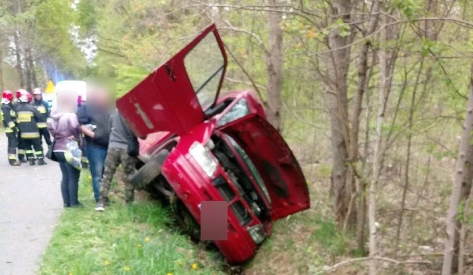 Drzewo spadło na busa. Trzy osoby ranne