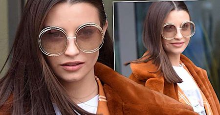 Julia Wieniawa nawet w jesienny chłodny poranek jest gorąca jak wulkan! Sexy miniówka ledwo zasłoniła jej zgrabne nogi