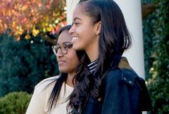 Barack Obama i jego nastoletnie córki na Święcie Dziękczynienia