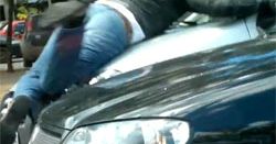 Wściekła kobieta wjechała w motocyklistę
