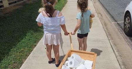 Australia. Dzieci wydają odłożone pieniądze na papier toaletowy dla emerytów