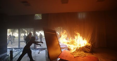Demonstranci podpalili budynek ministerstwa