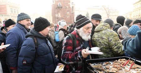 Potrzebujący przychodzą setkami. To największa taka wigilia