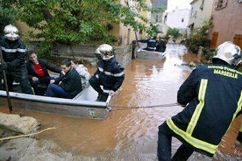 Powódź osłabła w Marsylii, alarm w pozostałych regionach