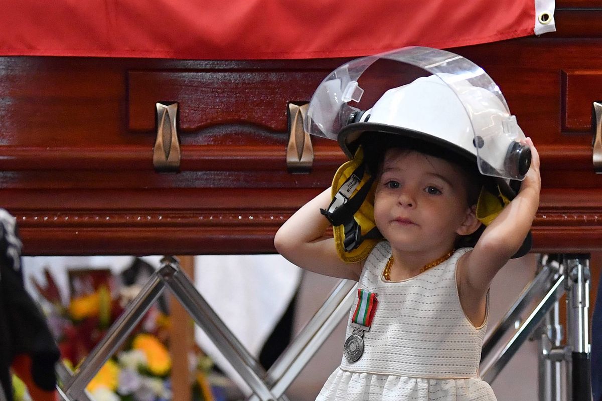 Australia. Córeczka pożegnała tatę strażaka. Widok rozdziera serce