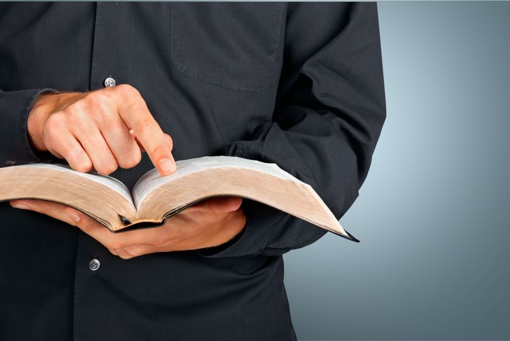 Panikę wywołał mężczyzna czytający na głos Biblię