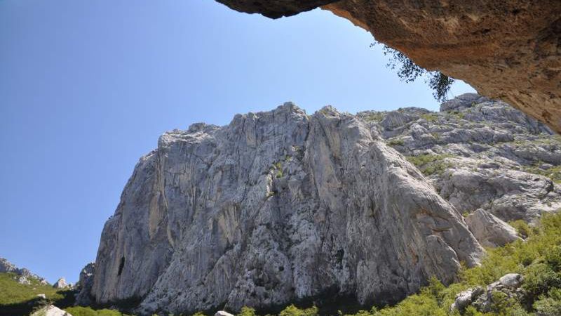 ałożony w 1949 r. Park Narodowy Paklenica rozciąga się na północny wschód od wybrzeża Adriatyku od miejscowości Starigrad-Paklenica i obejmuje część Velebitu