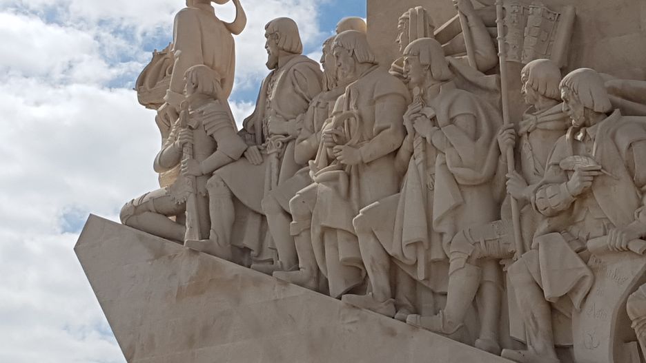 Pomnik Odkrywców, na którym uwiecznieni zostali m.in. Vasco da Gama czy Ferdynand Magellan, symbolizuje otwartość na świat i inność mieszkańców tego urokliwego kraju 