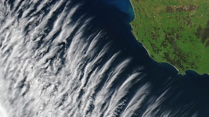Niezwykła formacja chmur w pobliżu wybrzeża Australii uchwycona przez satelitę NASA