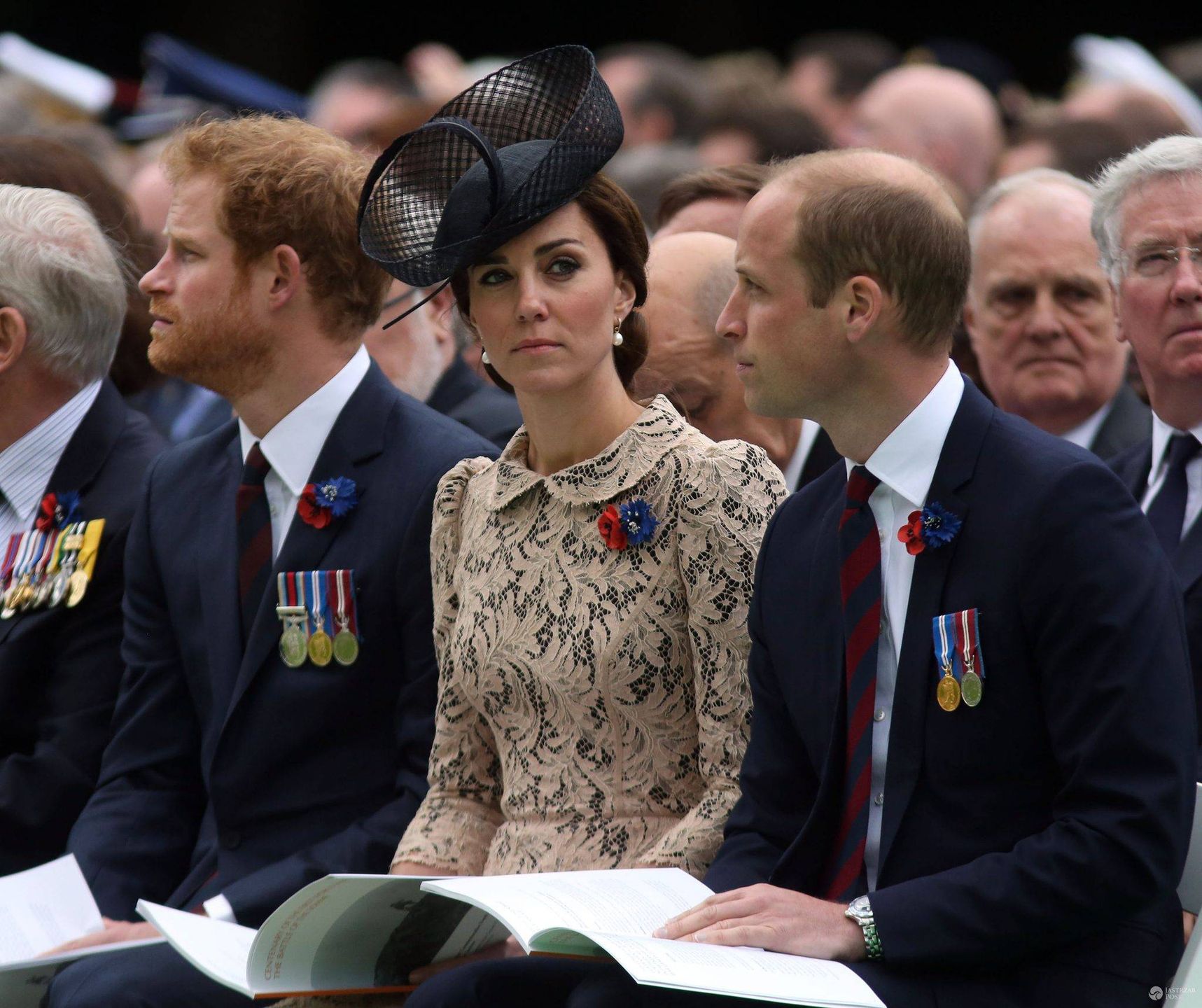 Księżna Kate z księciem Williamem i księciem Harrym na obchodach 100-lecia bitwy pod Sommą (fot. ONS)