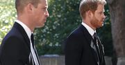 Pogrzeb księcia Filipa. William spojrzał na Harry'ego karcącym wzrokiem. Potem doszło do pojednania. Dwa zdjęcia, które przejdą do historii