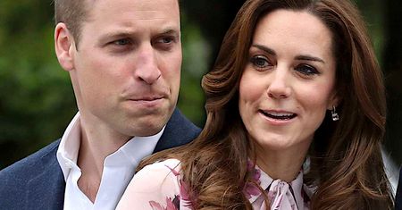 George, Charlotte i Louis na najnowszym zdjęciu. Świąteczna niespodzianka od Kate i Williama poruszyła fanów