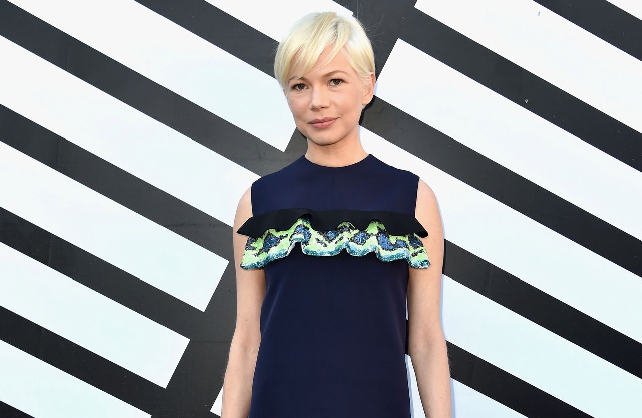 LOOK OF THE DAY: Michelle Williams w sukience Louis Vuitton