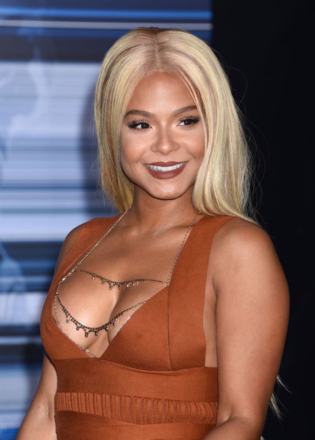 Christina Milian nie zdołała upilnować dekoltu. Paparazzi byli szybsi