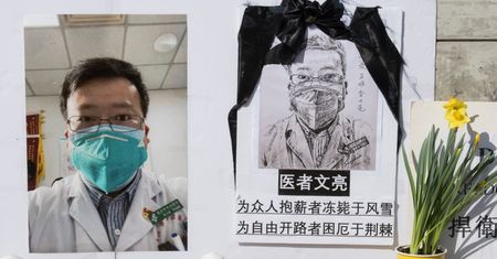 Koronawirus na świecie. Policja z Wuhan przeprosiła rodzinę lekarza Li Wenlianga, który ostrzegał o wirusie
