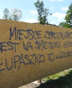 Białystok: Młodzież Wszechpolska patroluje ulicę Łupaszki. Ktoś napisał na płocie, że to "ludobójca"