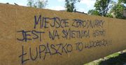Białystok: Młodzież Wszechpolska patroluje ulicę Łupaszki. Ktoś napisał na płocie, że to "ludobójca"
