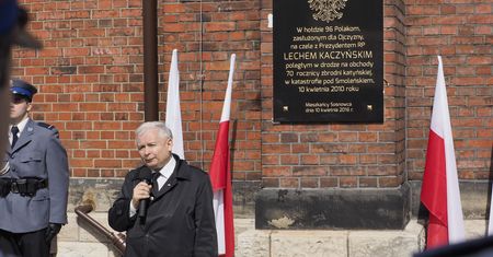 Sosnowiec. Zniszczyła tablicę smoleńską. Policja namierzyła 72-latkę