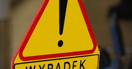 Auto wybite w powietrze, dachowało na przeciwnym pasie S3